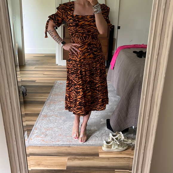 Walter Baker Dresses & Skirts - WALTER‎ BAKER Yosline Gathered Tiger Jacquard Midi Dress Size 4 NWOT